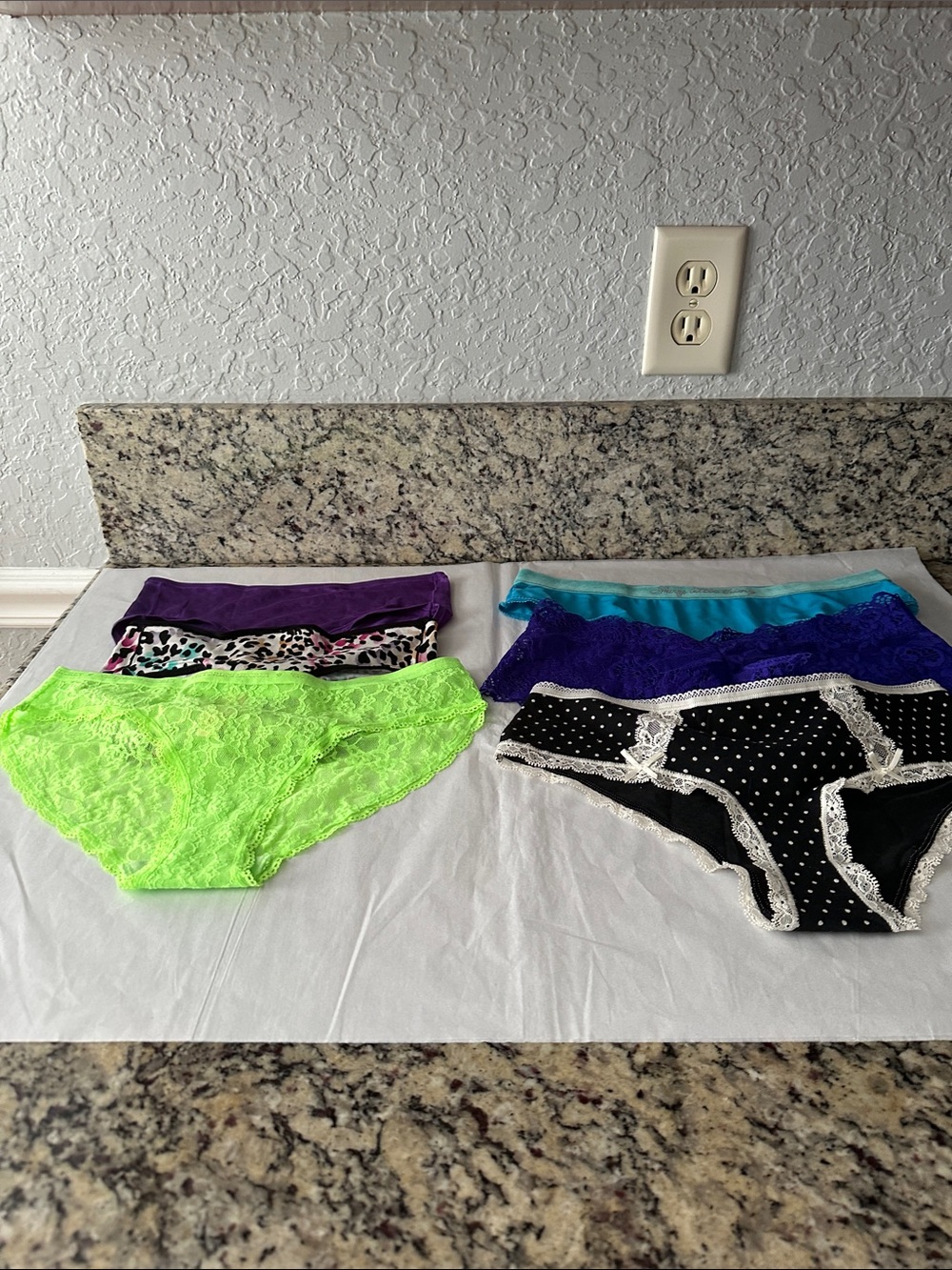 New without tags Victoria secret assorted women’s hip huggers size medium lot 6